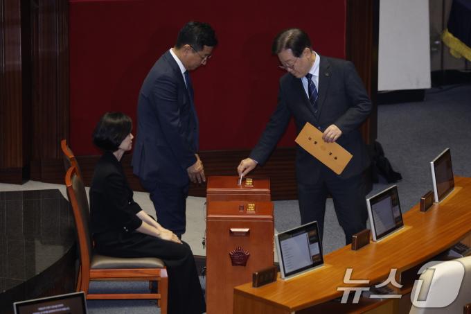 [사진] 투표하는 이재명 대표