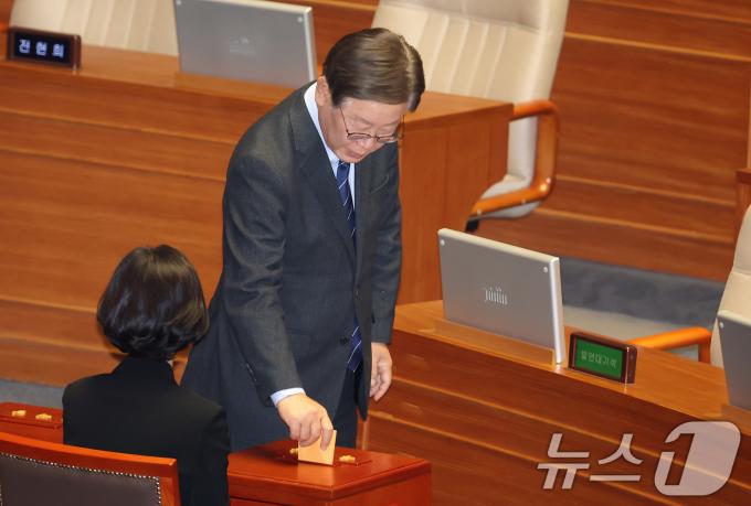 [사진] 본회의서 투표하는 이재명 당대표