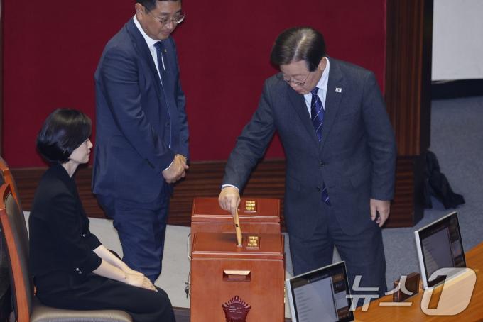 [사진] 투표함에 용지 넣는 이재명 대표