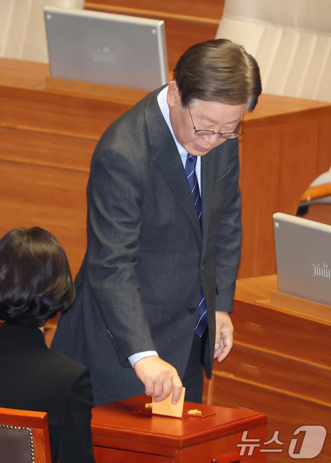 [사진] 본회의서 투표하는 이재명 당대표