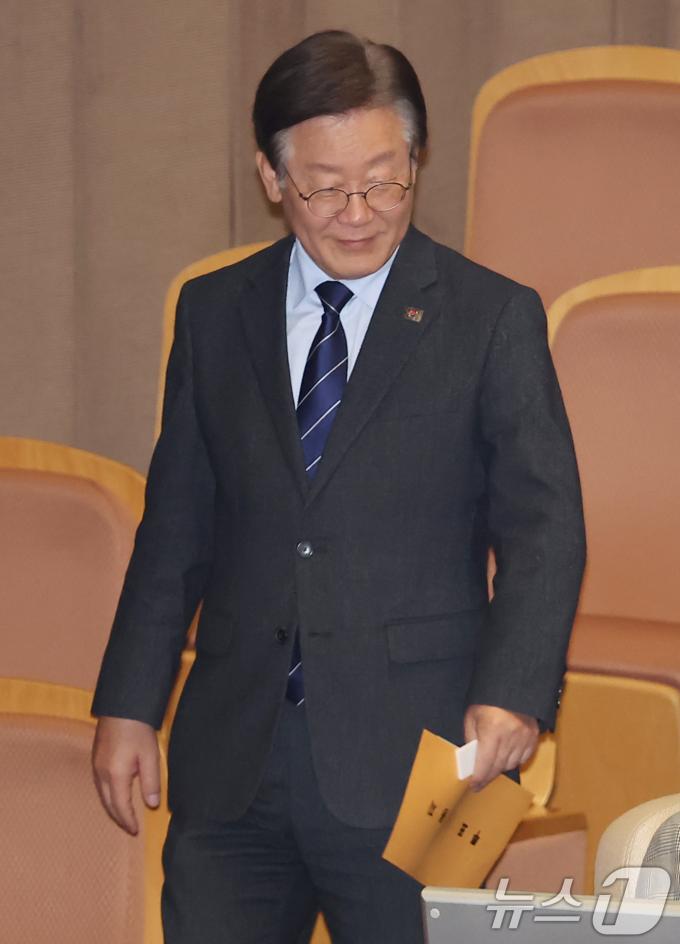 [사진] 상임위원장 투표용지 든 이재명 당대표