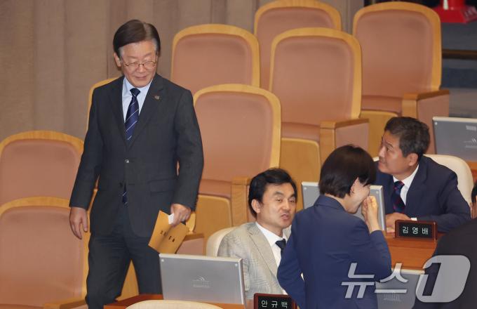 [사진] 상임위원장 투표용지 든 이재명 당대표