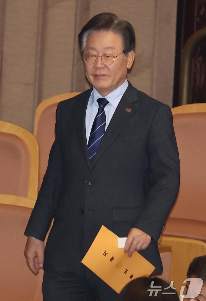 [사진] 투표용지 든 이재명