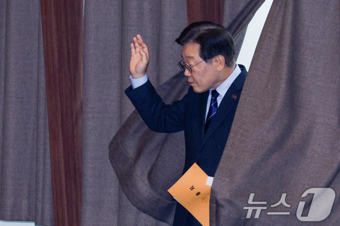 [사진] 투표 용지 든 이재명 대표