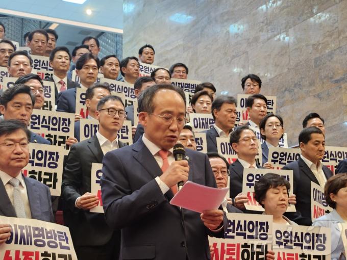 추경호 국민의힘 원내대표가 10일 로텐더홀에서 규탄대회를 열고 규탄사를 낭독하고 있다. 2024.6.10/뉴스1 ⓒ News1 조현기 기자