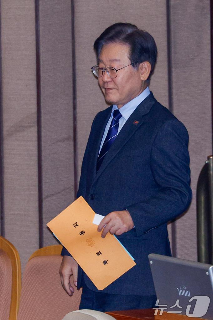 [사진] 투표 용지 든 이재명 대표