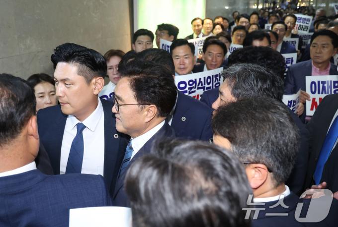[사진] 굳은 표정으로 의장실 나서는 우원식