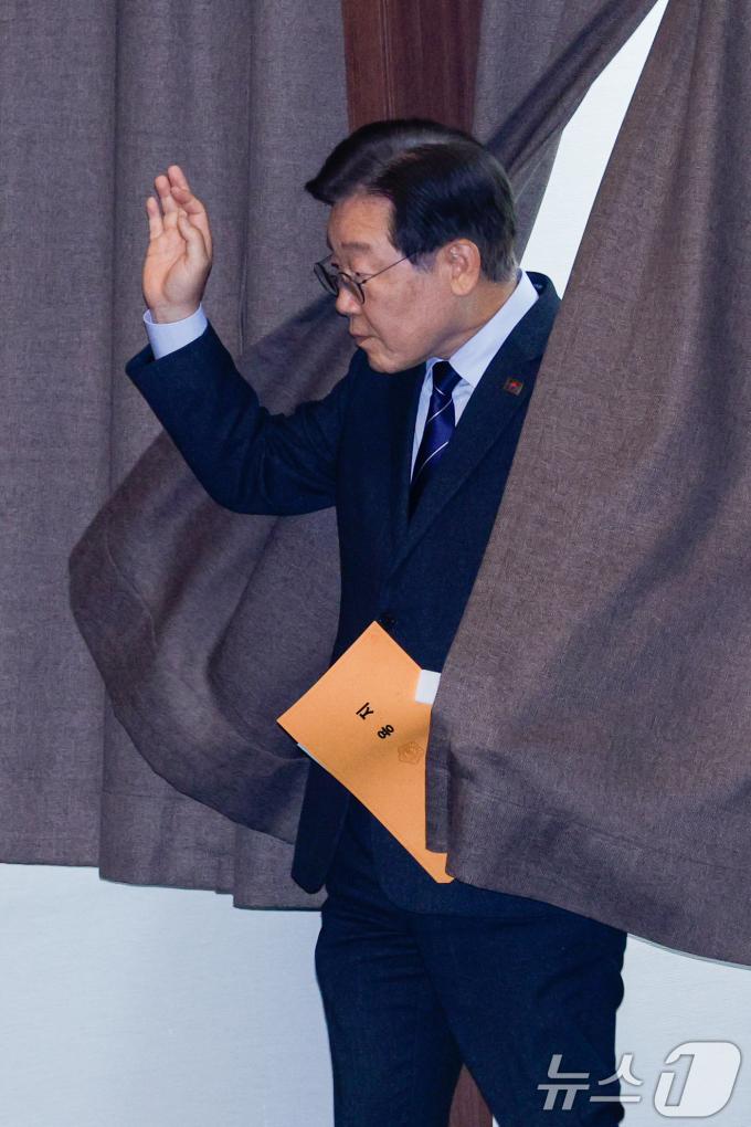 [사진] 투표 용지 든 이재명 대표