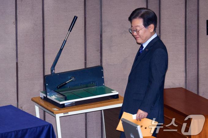 [사진] 투표용지 들고 미소 짓는 이재명 대표