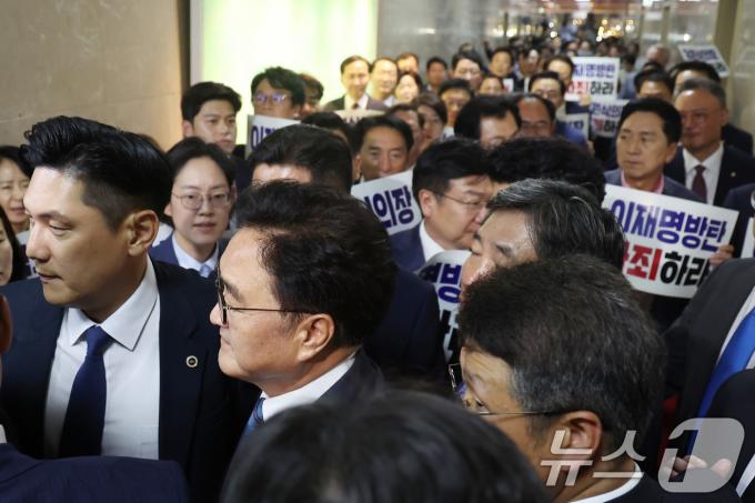 [사진] 국민의힘 피켓 시위 속 본회의장 향하는 우원식