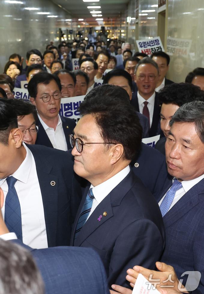 [사진] 국민의힘 피켓 시위 속 본회의장 향하는 우원식