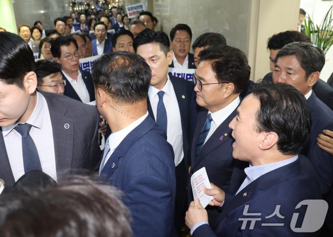 [사진] 국민의힘 항의 속 본회의 참석하는 우원식 의장