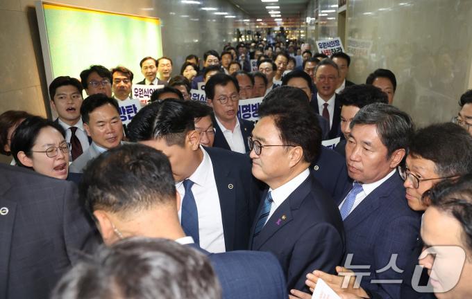 [사진] 국민의힘 항의 속 본회의장 향하는 우원식