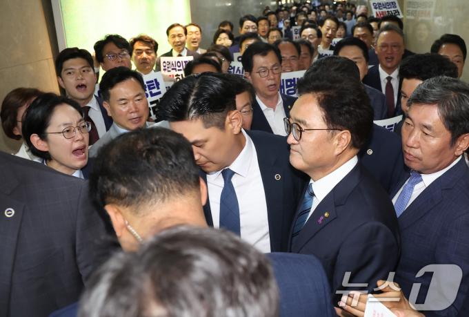 [사진] 굳은 표정으로 의장실 나서는 우원식