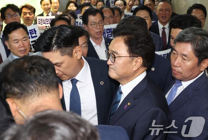 [사진] 굳은 표정의 우원식