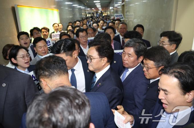 [사진] 말 없이 본회의장 향하는 우원식 국회의장