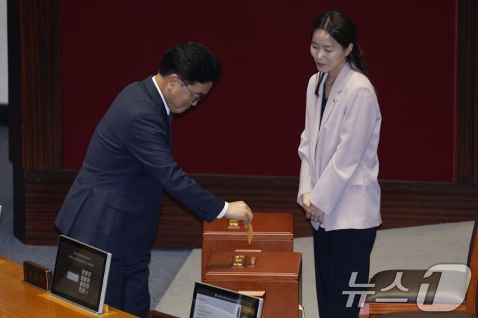 [사진] 투표하는 우원식 국회의장