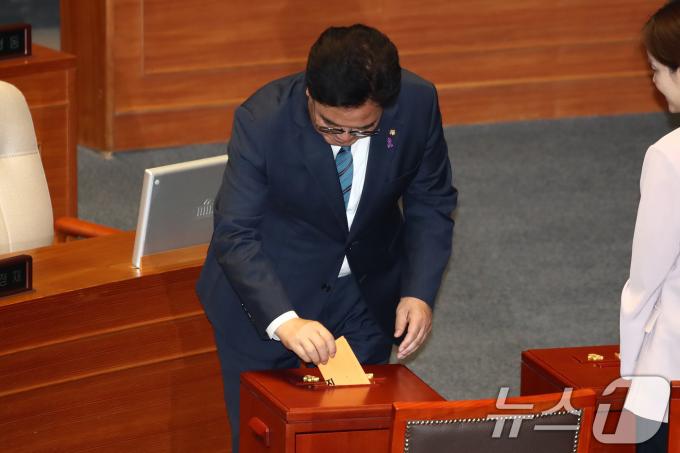 [사진] 투표하는 우원식 국회의장