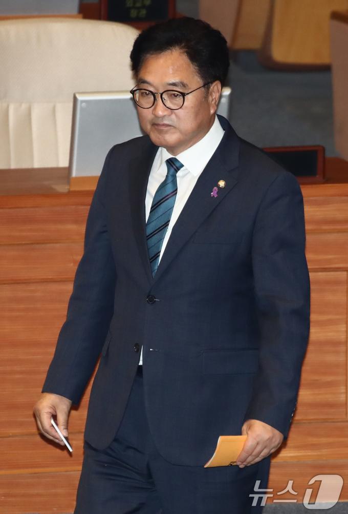 [사진] 투표용지 든 우원식 국회의장