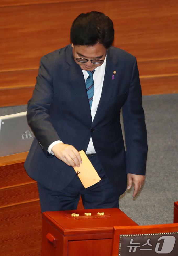 [사진] 투표하는 우원식 국회의장