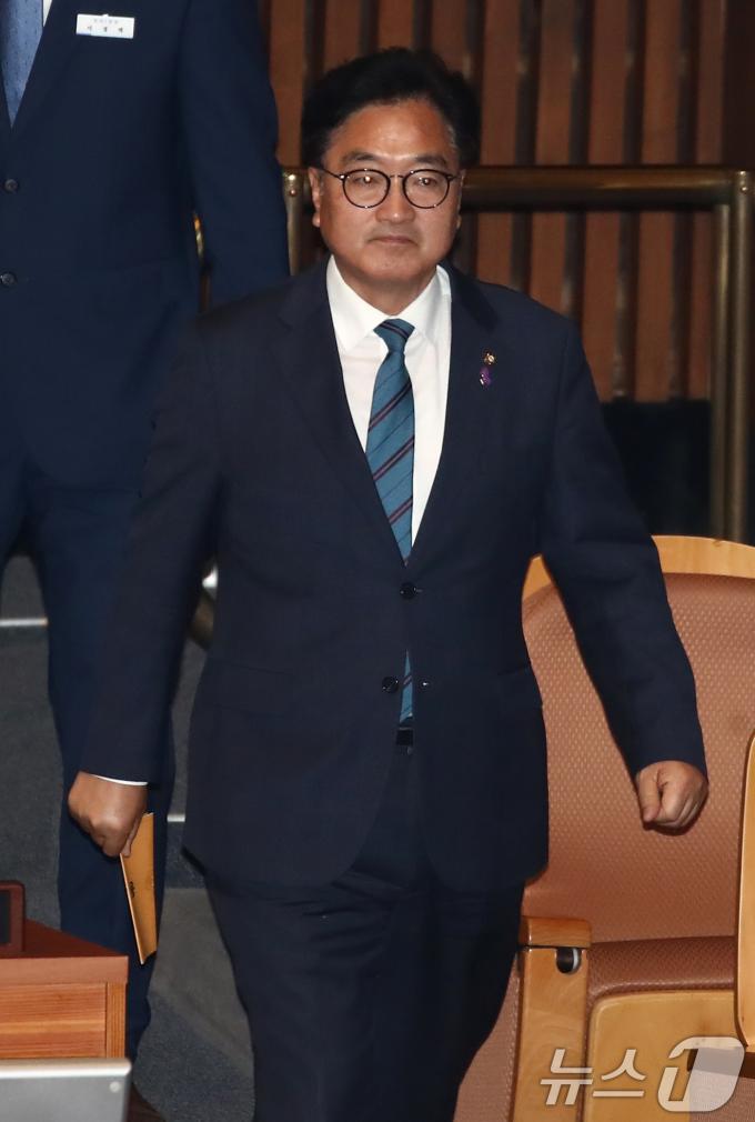 [사진] 우원식 의장, 상임위원장 선출 위한 투표