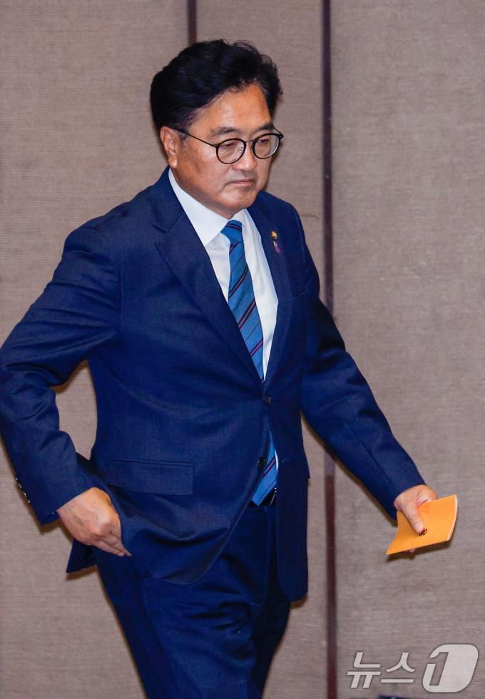 [사진] 투표 용지 든 우원식 의장