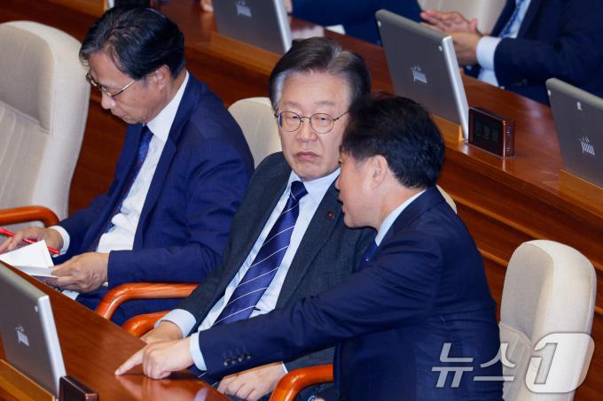 [사진] 이야기 듣는 이재명 대표