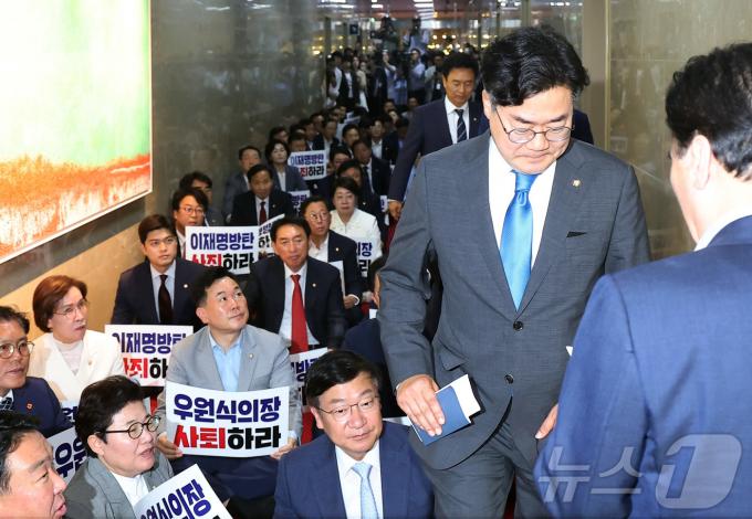 [사진] 국힘 항의 속 의장실 향하는 박찬대