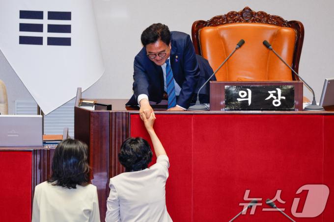 [사진] 서미화 의원과 악수하는 우원식 의장