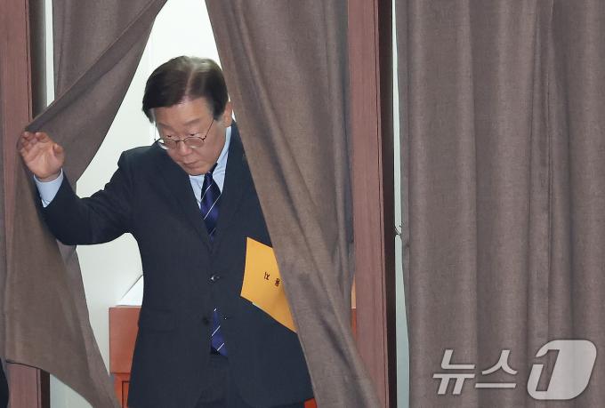 [사진] 상임위원장 투표 마친 이재명