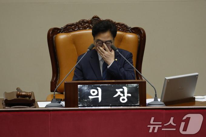 [사진] 안경 고쳐쓰는 우원식 의장