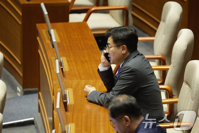 [사진] 통화하는 박찬대 원내대표