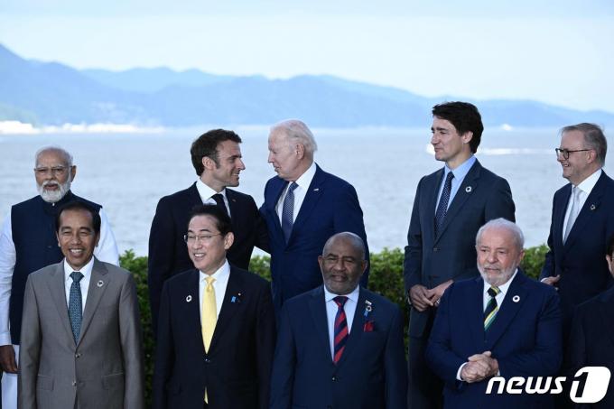 조 바이든 미국 대통령과 에마뉘엘 마크롱 프랑스 대통령이 2023년 5월 20일 일본 히로시마에서 열린 주요 7개국(G7) 정상회의 중 단체 사진을 찍으며 얘기를 하고 있다. ⓒ AFP=뉴스1 ⓒ News1 우동명 기자
