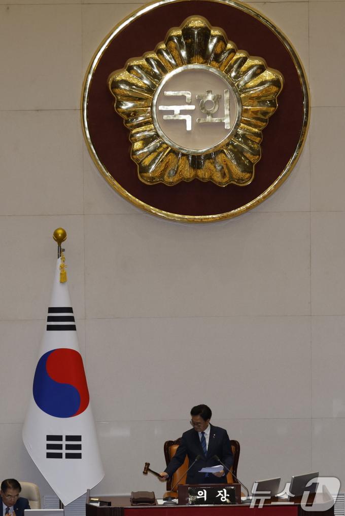 [사진] 국회의장, 표결 결과 발표와 함께 의사봉 3타