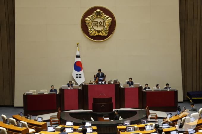 [사진] 11개 상임위원장 투표 결과 발표하는 우원식 국회의장