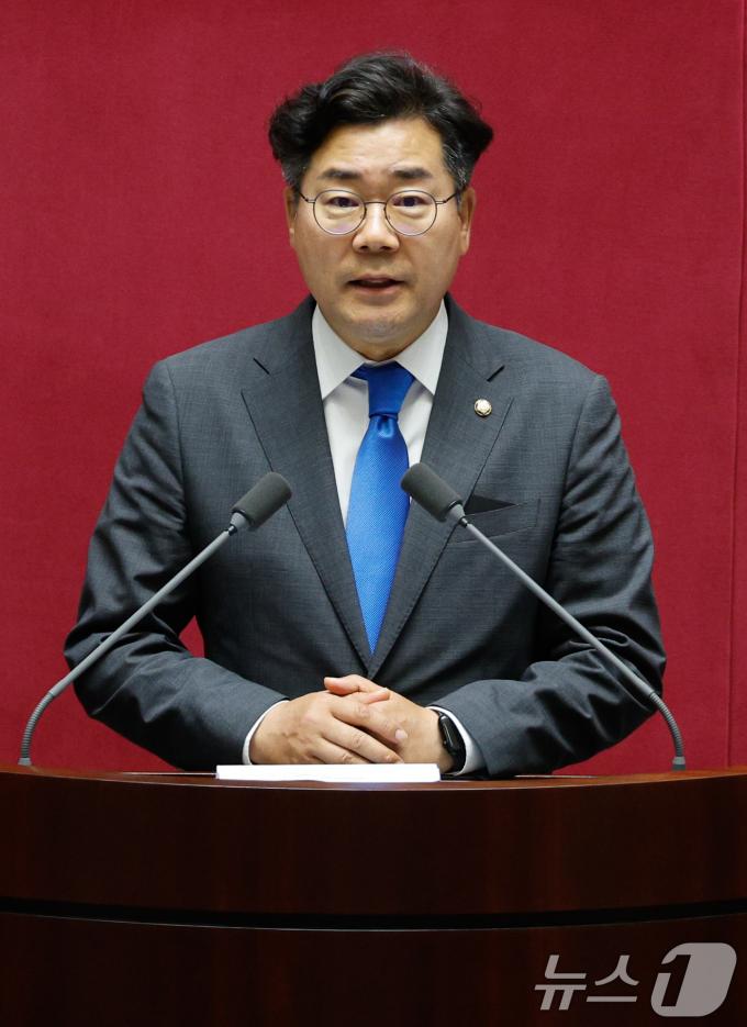 [사진] 당선 소감 밝히는 박찬대