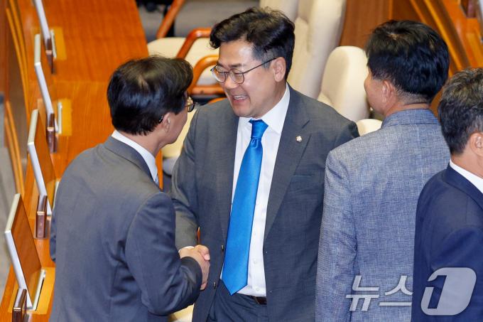 [사진] 축하받는 박찬대 원내대표