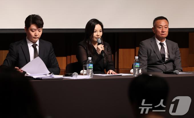 차가원 피아크 회장이 10일 오후 서울 중구 신라호텔에서 열린 기자회견에 참석해 발언하고 있다. 한편, INB100은 