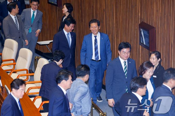 [사진] 국민의힘 불참 속 단독 표결 마친 야당