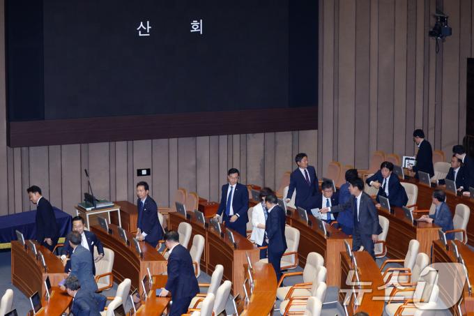 [사진] 국민의힘 불참 속 본회의 마친 야당