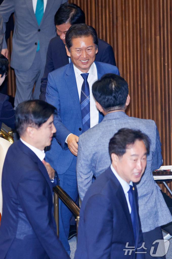 [사진] 퇴장하는 정청래 신임 법사위원장