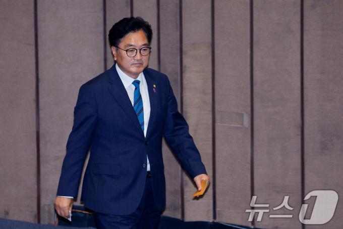 여야가 22대 국회 원 구성을 놓고 끝내 합의에 이르지 못한 10일 오후 서울 여의도 국회에서 국민의힘 불참 속에 우원식 국회의장이 상임위원장 선출을 위한 본회의 투표를 하고 있다. 2024.6.10/뉴스1 ⓒ News1 안은나 기자
