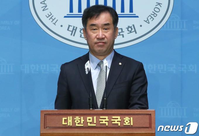 맹성규 더불어민주당 의원이 26일 오전 서울 여의도 국회 소통관에서 기자회견을 갖고 있다. 2023.11.26/뉴스1 ⓒ News1 임세영 기자