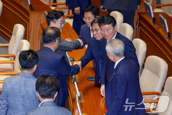 여야가 22대 국회 원 구성을 놓고 끝내 합의에 이르지 못한 10일 오후 서울 여의도 국회에서 국민의힘 불참 속에 박찬대 더불어민주당 원내대표 등 야당 의원들이 상임위원장 선출을 위한 본회의를 마친 후 인사하고 있다. 2024.6.10/뉴스1 ⓒ News1 안은나 기자