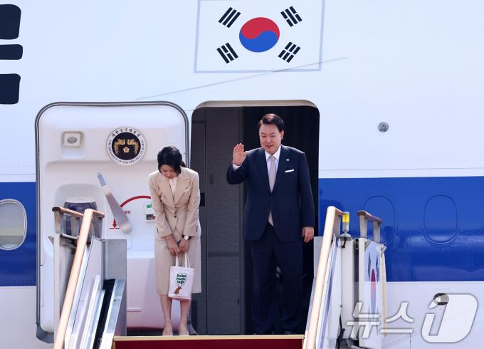 윤석열 대통령과 김건희 여사가 10일 오전 경기 성남시 서울공항에서 중앙아시아 3개국 순방을 위해 공군 1호기에 탑승하며 인사하고 있다. 윤 대통령은 5박7일 일정으로 투르크메니스탄과 카자흐스탄, 우즈베키스탄을 국빈 방문해 에너지와 인프라, 핵심 광문 분야 등 협력을 논의할 계획이다. 2024.6.10/뉴스1 ⓒ News1 구윤성 기자
