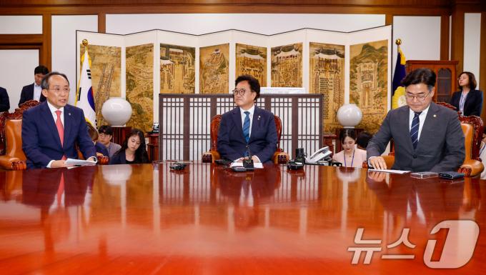 우원식 국회의장(가운데)이 국회 상임위원회 구성 등 논의를 위해 10일 오후 서울 여의도 국회의장실에서 추경호 국민의힘 원내대표(왼쪽), 박찬대 더불어민주당 원내대표와 회동하고 있다. 2024.6.10/뉴스1 ⓒ News1 안은나 기자