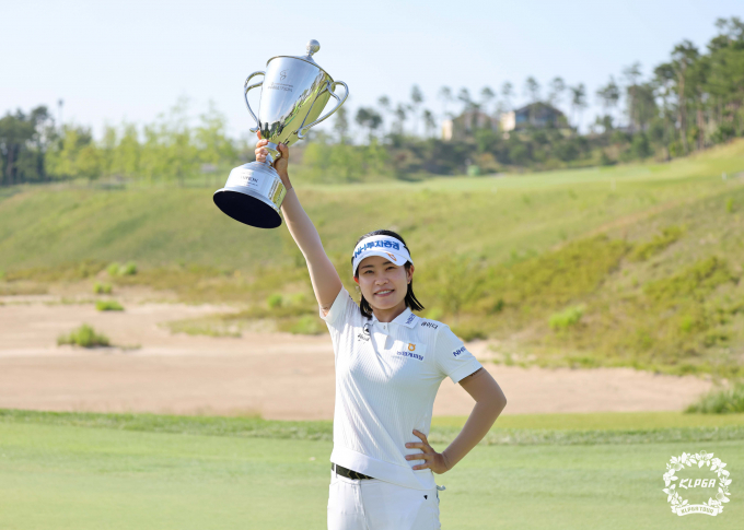 KLPGA 투어 셀트리온 퀸즈 마스터스 정상에 오른 박민지가 우승컵을 들고 기념 촬영을 하고 있다. /사진= KLPGA