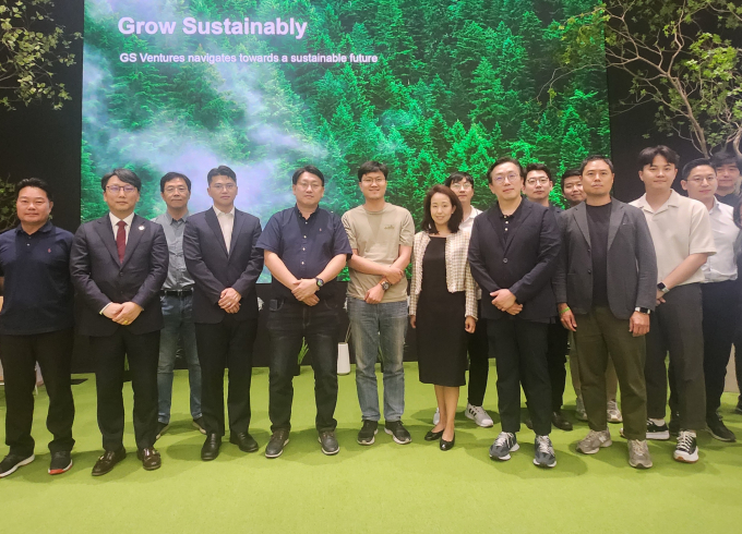 GS벤처스가 ‘배터리의 미래’를 주제로 GSV 테크 데이를 열고, GS 가 투자한 배터리 연관 기술 보유 스타트업과 함께 교류 협력의 기회를 가졌다. 사진 왼쪽부터 9번째 GS벤처스 허준녕 대표가 스타트업 경영진과 함께 했다./사진=GS