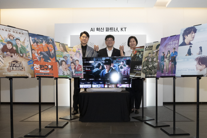 지난 4월29일 열린 KT그룹 미디어데이에서 기념촬영을 하는 (왼쪾부터) skyTV 김호상 대표, KT 미디어플랫폼사업본부장 김훈배 전무, KT스튜디오지니 김철연 대표. /사진=KT