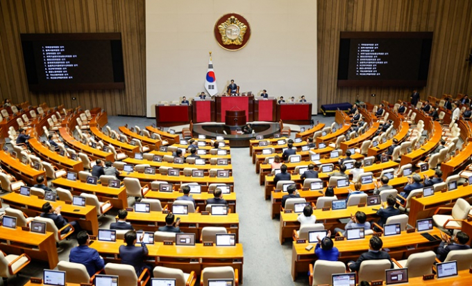 대통령실이 야당의 법제사법위원장, 국회운영위원장 등을 포함한 11개 상임위원장 단독 표결 선출에 대해 우려의 말을 전했다. 사진은 우원식 국회의장이 지난 10일 서울 여의도 국회에서 열린 제415회 국회(임시회) 제2차 본회의에서 상임위원장 선출 표결 결과를 발표하는 모습. /사진=뉴스1
